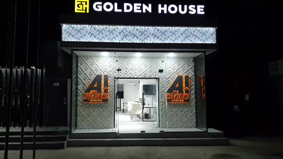 Фасадная вывеска Golden House
