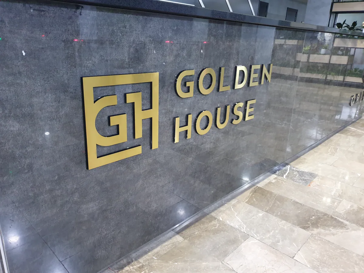 Брендирование интерьера Golden House