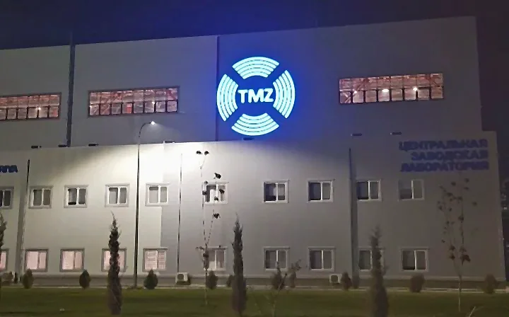 Световые логотипы на корпусах завода